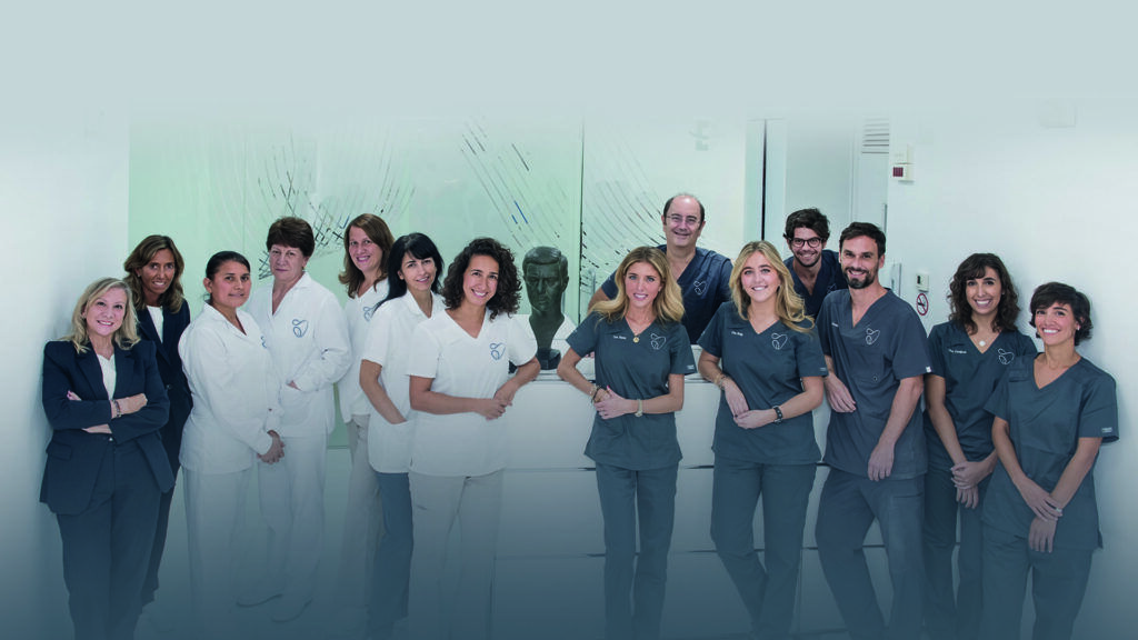 Equipo roig espona posando para una foto en la clínica dental barcelona