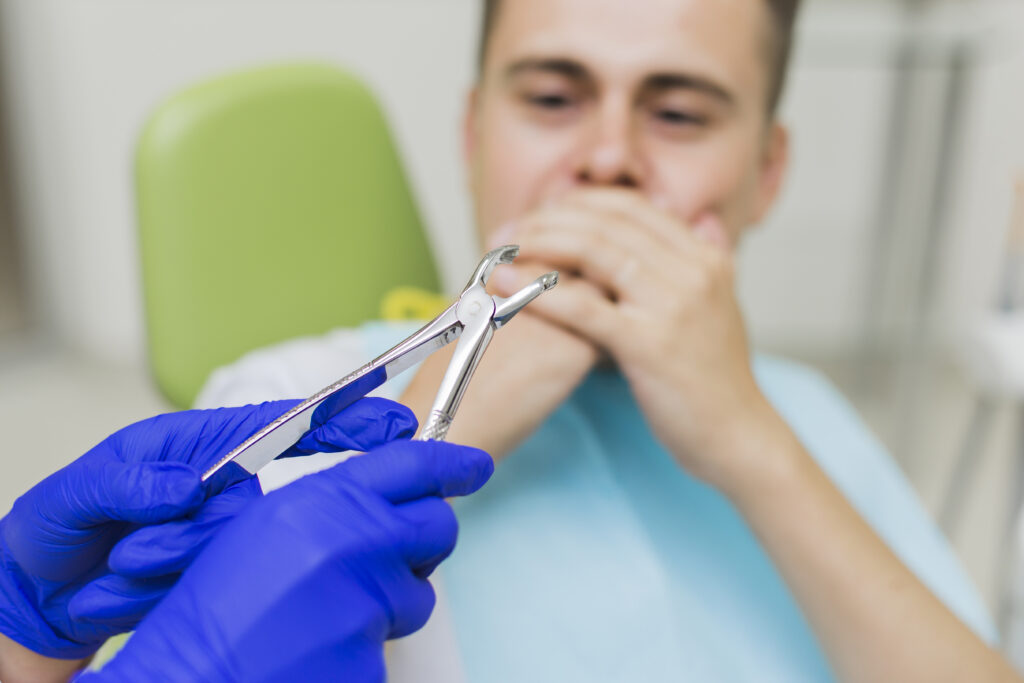 Hombre en el dentista haciéndose una extracción dental