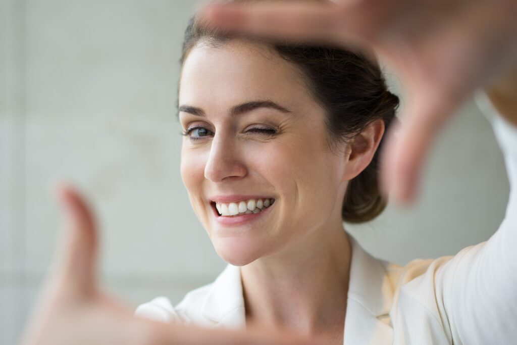 chica sonriendo, lista para la foto