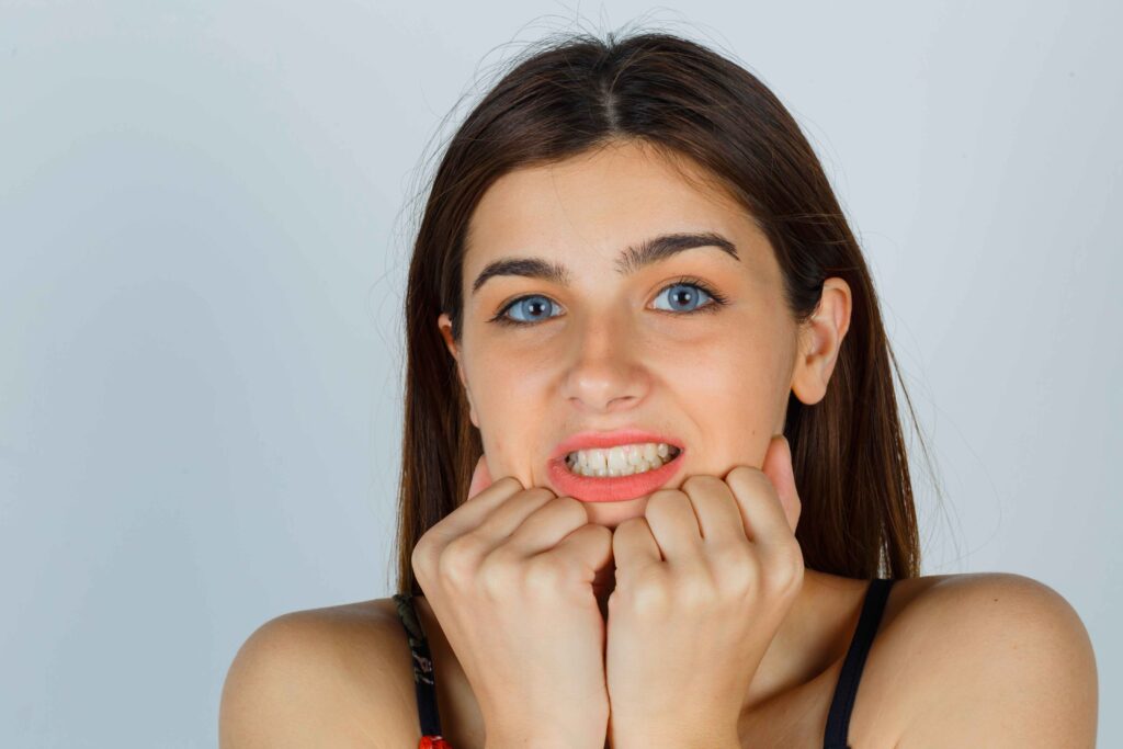 Mujer joven mostrando sus sonrisa